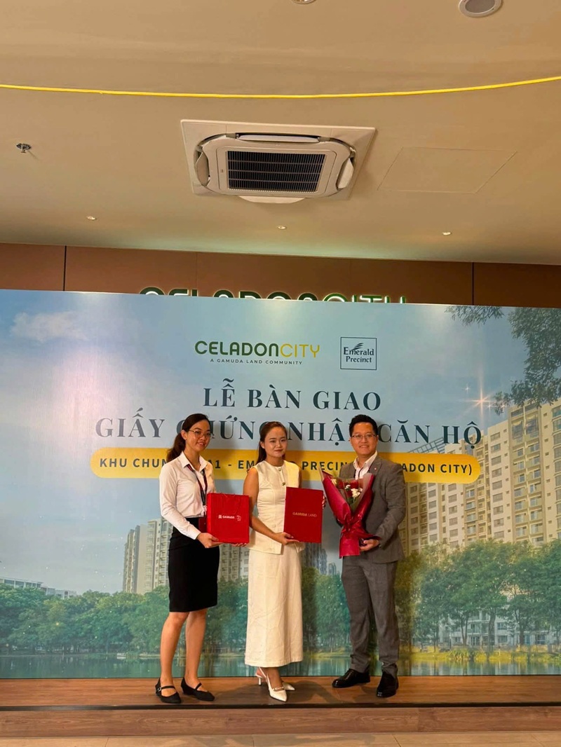 H&igrave;nh ảnh kh&aacute;ch h&agrave;ng nhận sổ khu căn hộ Emerald Precinct